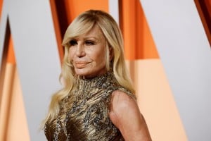 Donatella Versace asiste a la fiesta de los Oscar de Vanity Fair. Crédito: REUTERS.