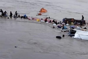 Un deslizamiento de tierra provocó el hundimiento de dos botes atracados en el puerto de Iparia