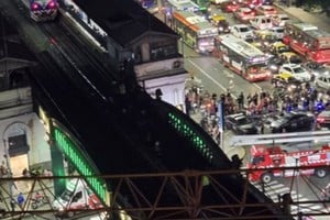 Un hombre que se encontraba en aparente estado de crisis sobre el Puente Pacífico