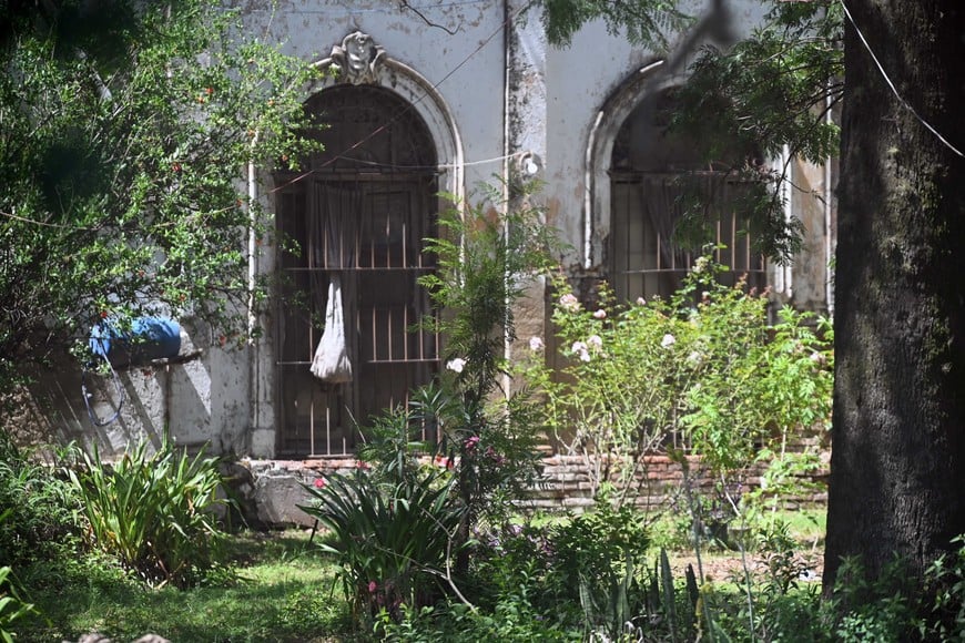 Las arcadas, con la mampostería y las rejas. Parte de la construcción que resiste el paso del tiempo. Foto: Flavio Raina.