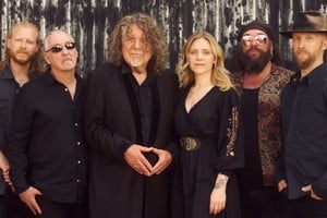 Plant al centro, escoltado por el baterista Oli Jefferson, el guitarrista Tony Kelsey, la cantante Suzi Dian, el bajista y músico de cuerdas Matt Worley y el violoncellista Barney Morse-Brown. Foto: Gentileza Tom Oldham