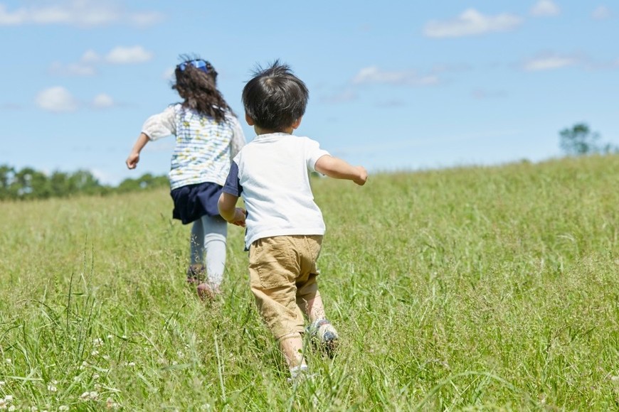 Infancia (0–9 años): El cerebro multiplica sus conexiones.