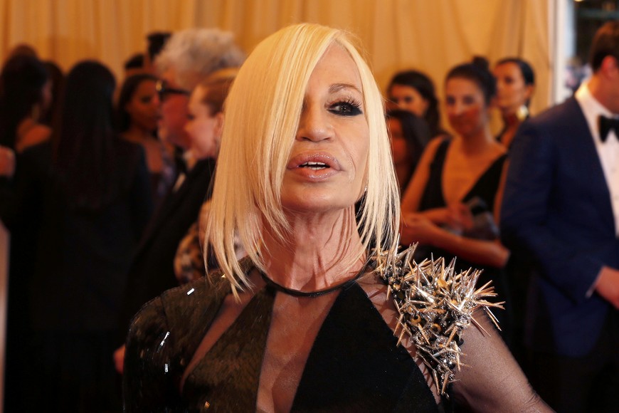 Fashion designer Donatella Versace arrives at the Metropolitan Museum of Art Costume Institute Benefit celebrating the opening of "PUNK: Chaos to Couture" in New York, May 6, 2013.   REUTERS/Lucas Jackson (UNITED STATES  - Tags: ENTERTAINMENT FASHION)   nueva york eeuu Donatella Versace exhibicion Punk Chaos to couture llegada diseñadora de moda evento de moda Museo Metropolitano de Arte  gala