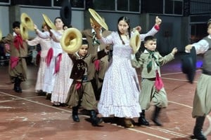 En el plano cultural, la programación contempla talleres de folclore, canto y música, ajedrez, tejido y diversas propuestas creativas.