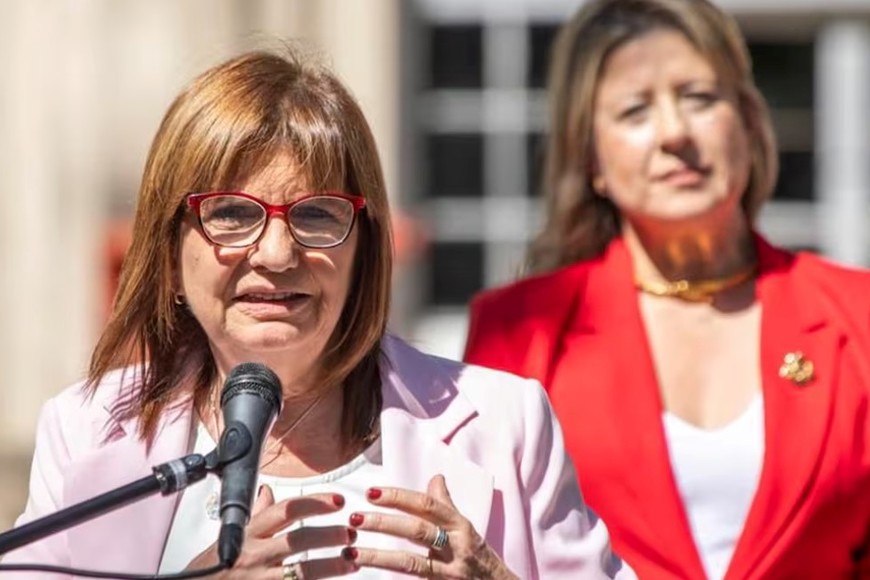 Bullrich junto a Monteoliva, su reemplazo en el cargo. Crédito: Ministerio de Seguridad de la Nación