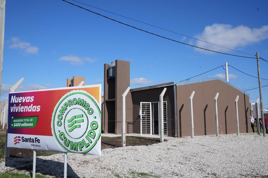 Pullaro entregó seis viviendas en Villa Eloísa tras más de 15 años sin adjudicaciones