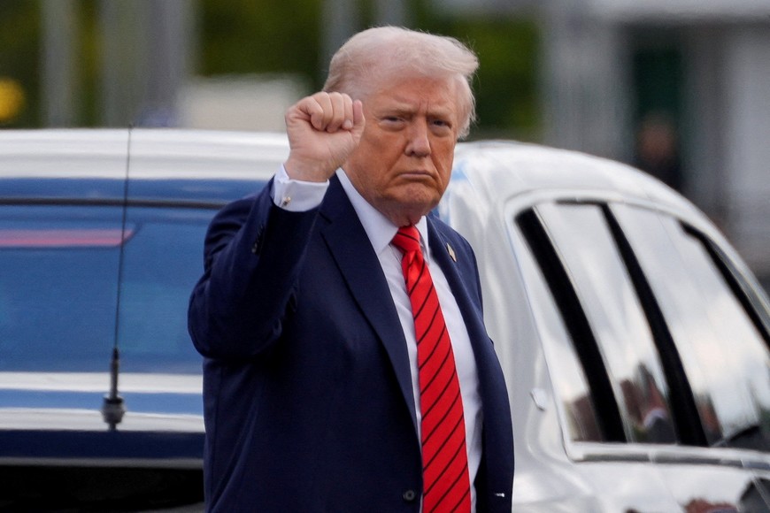 FILE PHOTO: U.S. President Donald Trump gestures as he departs Walter Reed National Military Medical Center following his annual physical exam, in Bethesda, Maryland, U.S., October 10, 2025. REUTERS/Kent Nishimura/File Photo