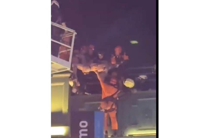 Fue rescatado en la noche del lunes por personal de la policía, bomberos y servicios de emergencia.