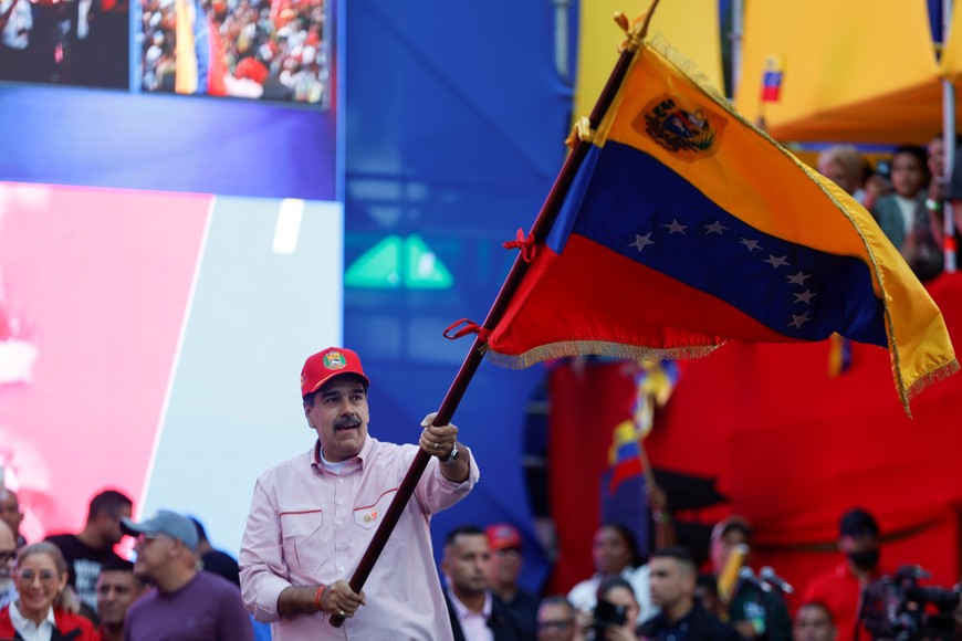(251202) -- CARACAS, 2 diciembre, 2025 (Xinhua) -- Imagen del 1 de diciembre de 2025 del presidente venezolano, Nicolás Maduro, ondeando una bandera nacional venezolana durante un acto con militantes del Partido Socialista Unido de Venezuela, en Caracas, Venezuela. Maduro afirmó el lunes que su país defenderá una paz "con soberanía" frente a las graves amenazas militares de Estados Unidos y al robusto despliegue de equipos militares en aguas del Caribe cercanas a Venezuela. Maduro aseguró: "Queremos paz, pero paz con soberanía, paz con igualdad, paz con libertad." (Xinhua/Str) (ms) (jg) (ra) (ce)