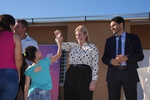 Pullaro entregó seis viviendas en Villa Eloísa tras más de 15 años sin adjudicaciones