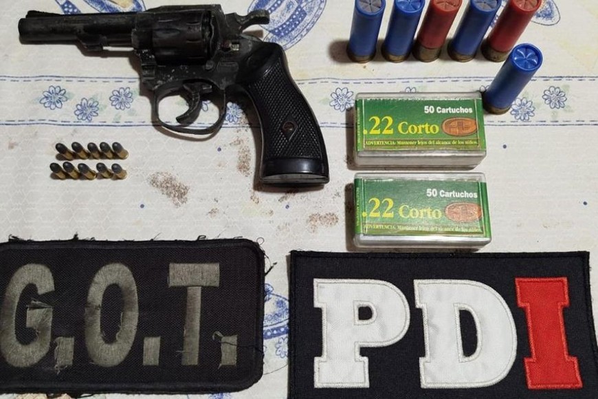 Durante los allanamientos se secuestró un revólver y municiones. Foto: El Litoral