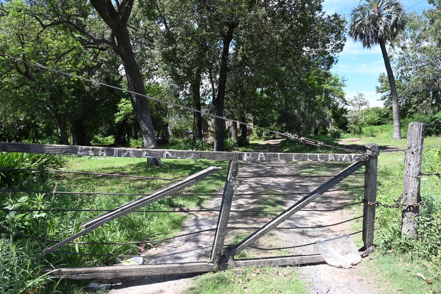 El paso está vedado. Nadie respondió al llamado. Foto: Flavio Raina.