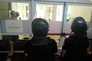 La policía custodia las oficinas ante la protesta.