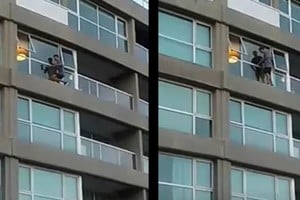 Un hombre arriesgó su vida para limpiar un ventanal en altura.