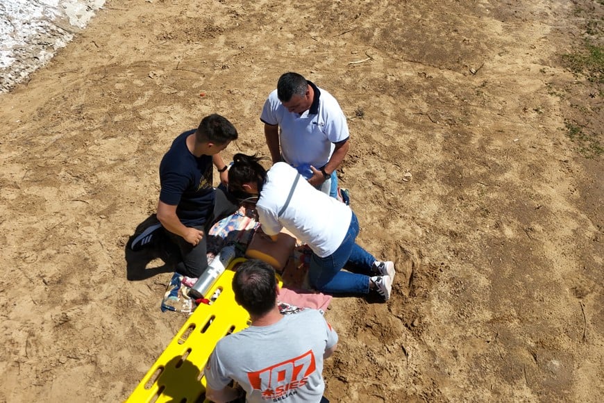 Personal de emergencia de Coronda practica maniobras de RCP bajo el sol de la Costanera. Foto: Fernando Nicola