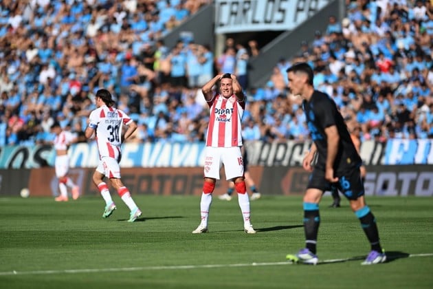 ¿Dónde jugará MM?. Mauricio Martínez, que completó un muy buen año en Unión (38 partidos y 3 goles) debe volver a Central. El Tate no lo pudo comprar y varios clubes ya se anotaron por el "5" para el año que viene. Crédito: Facundo Luque