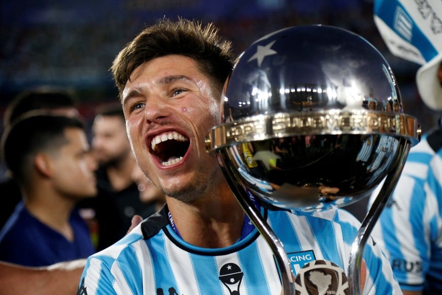 Soccer Football - Copa Sudamericana - Final - Racing Club v Cruzeiro - Estadio La Nueva Olla, Asuncion, Paraguay - November 23, 2024
Racing Club's Facundo Mura celebrates with the trophy after winning the Copa Sudamericana REUTERS/Cesar Olmedo