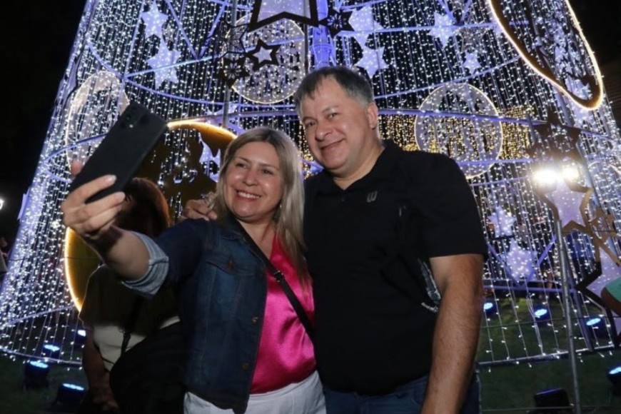 “Hace unos años nosotros invertimos en la estructura del árbol, que es el mismo árbol que vemos ahora, es un árbol que se ha calculado porque sabemos que en esta época del año tenemos muchísimas tormentas, así que bueno, lo que nosotros diseñamos todos los años es el revestimiento”, confirmó.