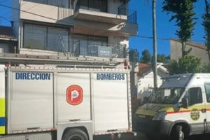 El obrero cayó desde lo alto del cuarto piso y quedó a medio metro de profundidad.