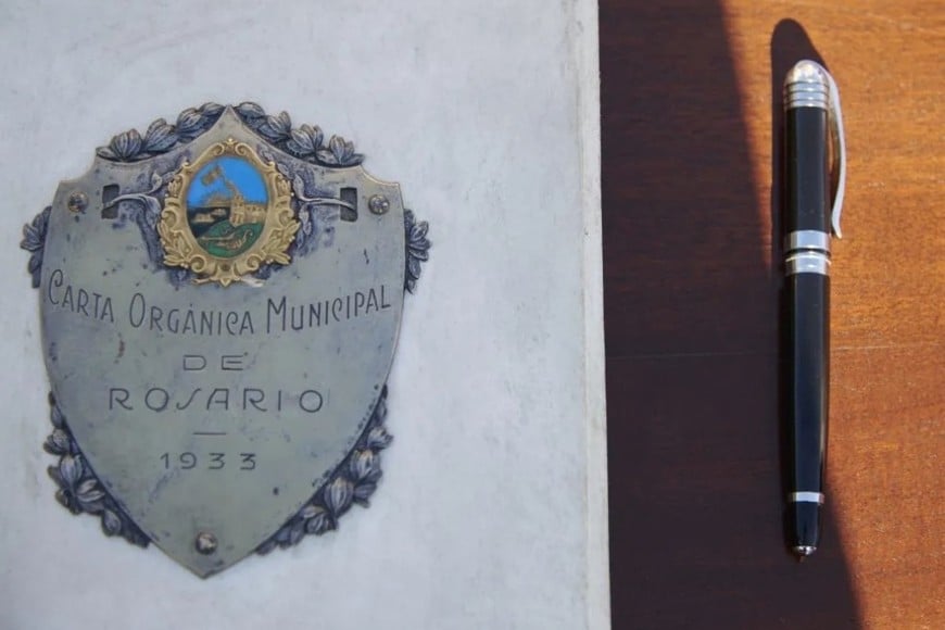 Pablo Javkin firmó la ordenanza de autonomía frente al Monumento a la Bandera.