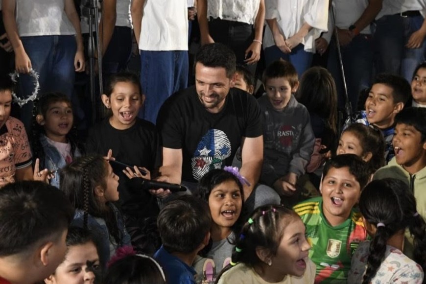 “Hace unos años nosotros invertimos en la estructura del árbol, que es el mismo árbol que vemos ahora, es un árbol que se ha calculado porque sabemos que en esta época del año tenemos muchísimas tormentas, así que bueno, lo que nosotros diseñamos todos los años es el revestimiento”, confirmó.