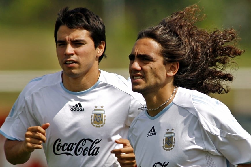 argentina's javier saviola (l) and juan pablo sorin run during a practice session ahead of their next world cup match against germany in herzogenaurach june 26, 2006. reuters_enrique marcarian (germany) javier saviola juan pablo sorin entrenamiento practica seleccion argentina herzogenaurach  alemania futbol jugadores futbolistas entrenando