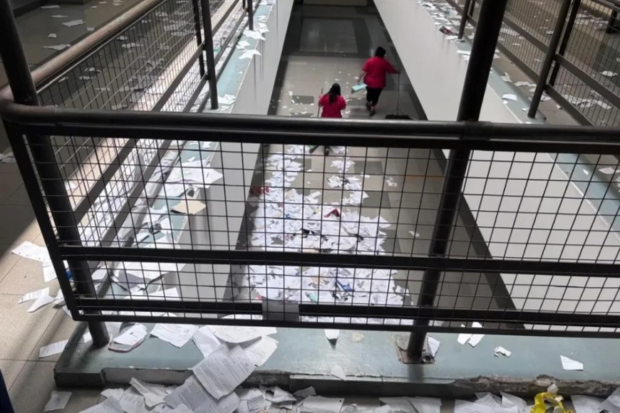 Los jovenes quienes destrozaron una de las aulas y los pasillos del colegio.