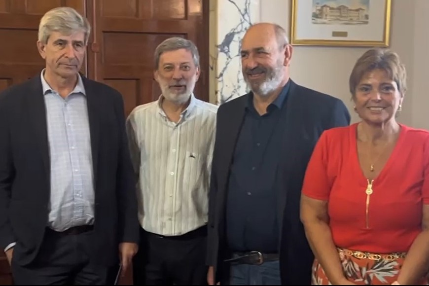 Autoridades de la UNL y Aguas Santafesinas durante la firma de los convenios.