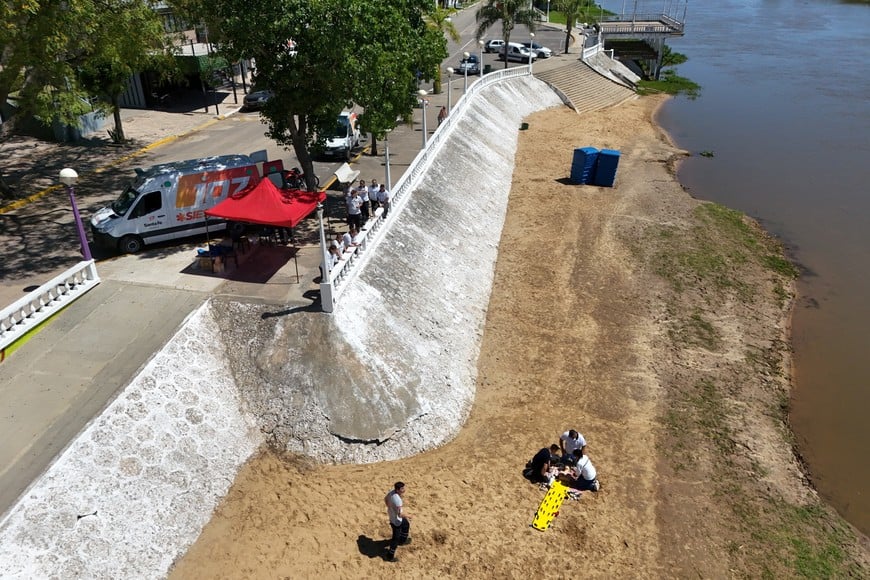 Personal de emergencia de Coronda practica maniobras de RCP bajo el sol de la Costanera. Foto: Fernando Nicola