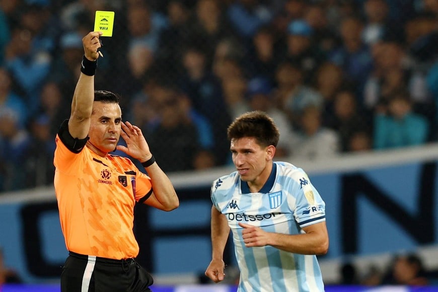 Soccer Football - Copa Libertadores - Semi Final - Second Leg - Racing Club v Flamengo - Estadio Presidente Peron, Buenos Aires, Argentina - October 29, 2025
Racing Club's Facundo Mura is shown a yellow card by referee Piero Maza REUTERS/Matias Baglietto