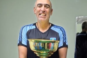 Iván Delfino junto al trofeo del Reducido.