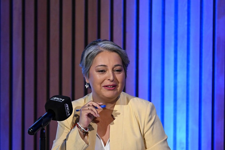 (251203) -- SANTIAGO, 3 diciembre, 2025 (Xinhua) -- La candidata a la Presidencia chilena, abanderada de la izquierda y el oficialismo, Jeannette Jara, se prepara previo al debate presidencial organizado por la Asociación de Radiodifusoras de Chile, en Santiago, capital de Chile, el 3 de diciembre de 2025. Con promesas para regular la emigración ilegal y fuertes anuncios económicos concluyó el penúltimo debate presidencial entre el ultraderechista, José Antonio Kast, y la izquierdista, Jeannette Jara, a 11 días de la segunda vuelta electoral para elegir en Chile a un nuevo jefe de Estado. (Xinhua/Jorge Villegas) (jv) (jg) (da) (vf)