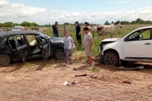 El impacto de un vehículo en una ruta secundaria de Corrientes dejó un saldo devastador.