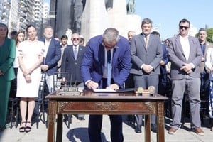 Pablo Javkin firmó la ordenanza de autonomía frente al Monumento a la Bandera.