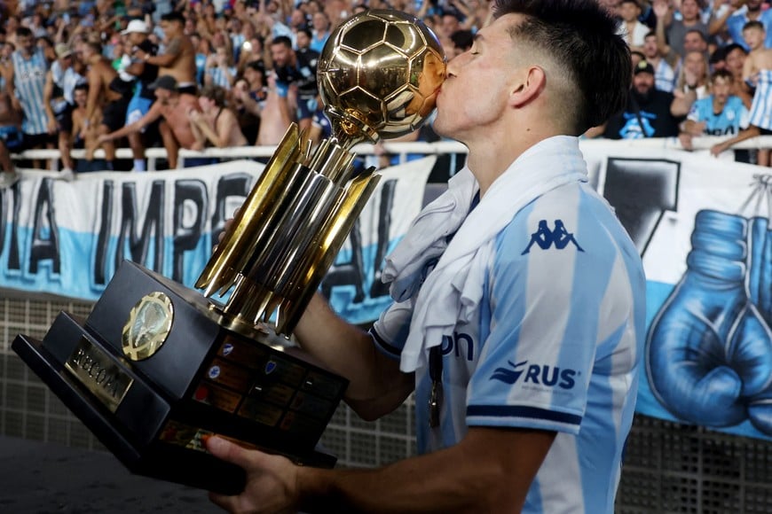 Soccer Football - Recopa Sudamericana - Second Leg - Botafogo v Racing Club - Estadio Nilton Santos, Rio de Janeiro, Brazil - February 27, 2025 
Racing Club's Facundo Mura kisses the trophy after winning the Recopa Sudamericana REUTERS/Pilar Olivares