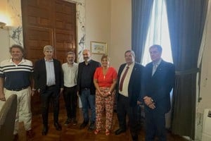Funcionarios y autoridades reunidos para avanzar en una agenda común sobre gestión hídrica.