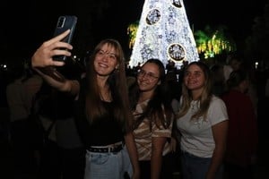 “Hace unos años nosotros invertimos en la estructura del árbol, que es el mismo árbol que vemos ahora, es un árbol que se ha calculado porque sabemos que en esta época del año tenemos muchísimas tormentas, así que bueno, lo que nosotros diseñamos todos los años es el revestimiento”, confirmó.