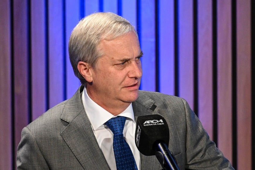 (251203) -- SANTIAGO, 3 diciembre, 2025 (Xinhua) -- El candidato a la Presidencia chilena, líder de la ultraderecha local, José Antonio Kast, se prepara previo al debate presidencial organizado por la Asociación de Radiodifusoras de Chile, en Santiago, capital de Chile, el 3 de diciembre de 2025. Con promesas para regular la emigración ilegal y fuertes anuncios económicos concluyó el penúltimo debate presidencial entre el ultraderechista, José Antonio Kast, y la izquierdista, Jeannette Jara, a 11 días de la segunda vuelta electoral para elegir en Chile a un nuevo jefe de Estado. (Xinhua/Jorge Villegas) (jv) (jg) (da) (vf)