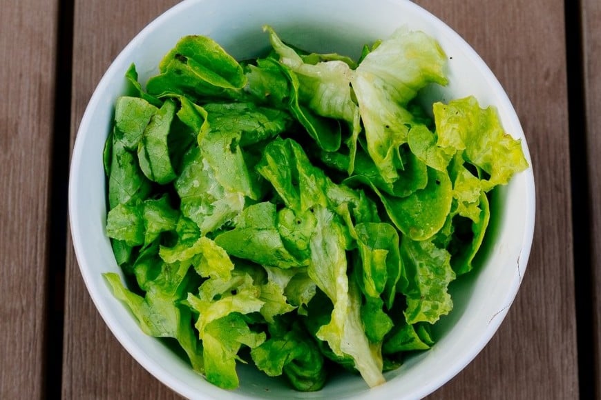 Las verduras de hoja verde suelen ser de bajo costo, fácilmente accesibles en mercados y verdulerías