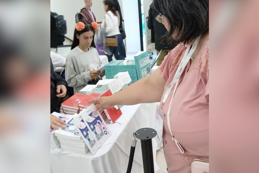 Una enfermera del Hospital Alassia ganó un premio internacional por su investigación de cuidados paliativos neonatales