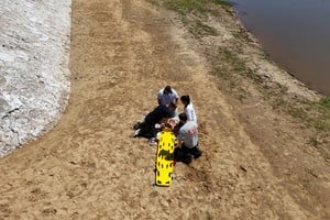 Personal de emergencia de Coronda practica maniobras de RCP bajo el sol de la Costanera. Foto: Fernando Nicola