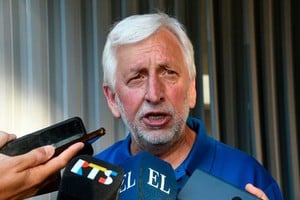 La primera foto de Alonso como presidente sabalero. Foto: Manuel Fabatía