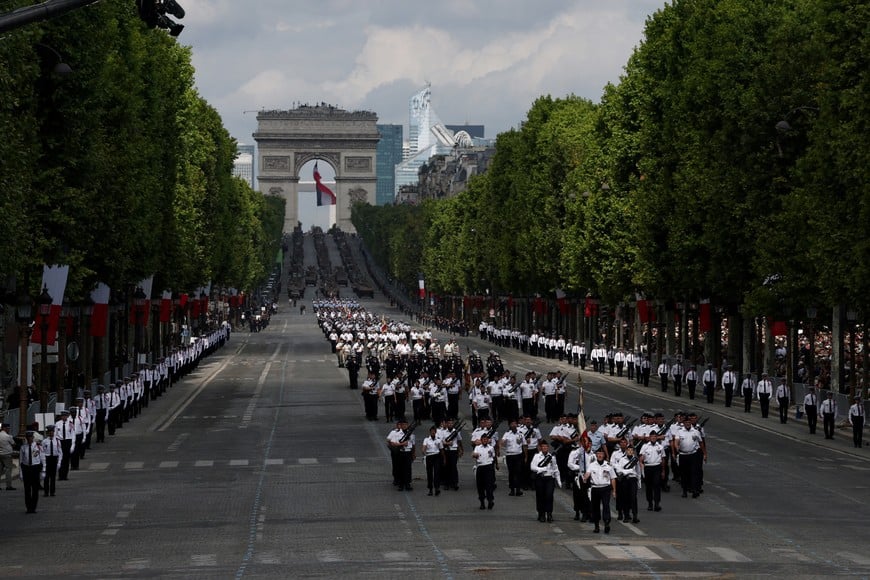 A general view shows troops during the annual Bastille Day military ceremony on the Champs-Elysees avenue with the Arc de Triomphe in the background in Paris, France, July 14, 2025. REUTERS/Gonzalo Fuentes     TPX IMAGES OF THE DAY