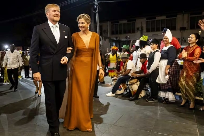 Máxima Zorreguieta con vestido color caramelo en el banquete de estado.