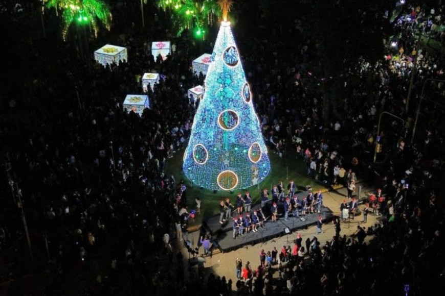 “Hace unos años nosotros invertimos en la estructura del árbol, que es el mismo árbol que vemos ahora, es un árbol que se ha calculado porque sabemos que en esta época del año tenemos muchísimas tormentas, así que bueno, lo que nosotros diseñamos todos los años es el revestimiento”, confirmó.