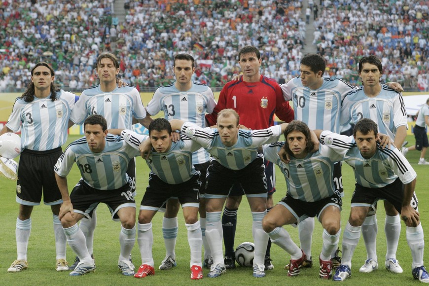 equipo formacion seleccion argentina equipos formaciones      argentina's national soccer team players pose for a team photo before their second round world cup 2006 soccer match against mexico in leipzig june 24, 2006. back row from left: juan pablo sorin, gabriel heinze, lionel scaloni, roberto abbondanzieri, juan roman riquelme and roberto ayala. front row from left: maximiliano rodriguez, javier saviola, esteban cambiasso, hernan crespo and javier mascherano. fifa restriction _ no mobile use    reuters_enrique marcarian (germany) futbol campeonato mundial 2006 alemania leipzig futbol futbolistas partido seleccion argentina mexico