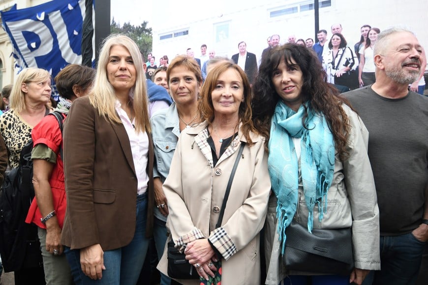 Laura Tarabella (derecha) y Liliana Dillon (izquierda) es la fórmula que tratará la próxima Asamblea Universitaria. Aquí en una marcha federal de 2024, junto a la actual decana de Derecho, Claudia Levin (centro). Foto: Manuel Fabatía