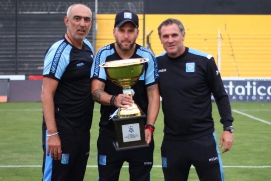 Iván Delfino junto al trofeo del Reducido.