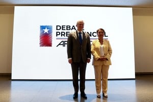 Jose Antonio Kast, presidential candidate of the far-right Republican Party, and Jeannette Jara, presidential candidate of the ruling leftist-coalition and member of the Communist Party, pose ahead of a debate organized by the Asociacion de Radiodifusores de Chile (Association of Broadcasters of Chile) ahead of the December 14 presidential runoff, in Santiago, Chile, December 3, 2025. REUTERS/Juan Gonzalez
