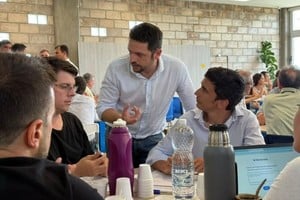 Braidot compartió información relevante sobre la Oficina de Empleo, los programas de formación para emprendedores y los resultados del censo realizado en el Parque Industrial, junto a otros datos del entramado productivo de la ciudad.